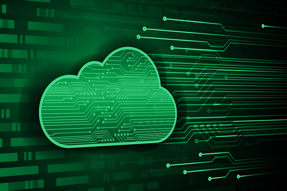 Ilustração conceitual de computação em nuvem, representada por um ícone digital de nuvem verde com circuitos eletrônicos conectados, simbolizando armazenamento e proteção de dados. A imagem remete à tecnologia de backup em nuvem para empresas, como o Veeam Backup, que garante a segurança e recuperação eficiente de informações corporativas. O fundo escuro com linhas digitais destaca a modernidade e a automação dos processos de backup e recuperação de desastres, essenciais para a proteção de dados empresariais.